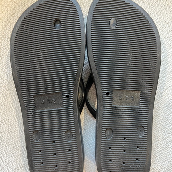 SO Black Wedge Flip Flops - Size 7/8 - Picture 3 of 3